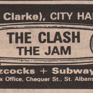 Può includere: Un biglietto da concerto in bianco e nero per uno spettacolo con The Clash, The Jam, Buzzcocks e Subway. Il concerto è sabato 21 maggio alle 19:45 presso il municipio di St. Albans. Il biglietto è tratto da una pubblicazione chiamata "60s & 70s Music-Fan."