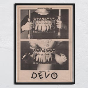 Könnte beinhalten: Schwarz-Weiß-Druck einer Vintage-Werbung für die Band Devo. Das Bild ist in zwei Abschnitte unterteilt, mit Text und einer Grafik einer Person, die Metallstangen hält. Der Name der Band, DEVO, ist unten fett gedruckt.