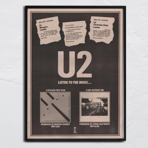Puede incluir: Un anuncio vintage en blanco y negro enmarcado para la banda U2. El póster presenta el nombre de la banda en letras grandes, la frase "LISTEN TO THE MUSIC..." y detalles sobre su música, incluidos los títulos de las canciones y los créditos de producción.
