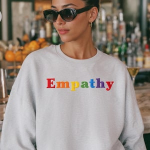 Sudadera bordada con mensaje de empatía / Sudadera de cuello redondo para la concientización sobre la salud mental / Regalo con mensaje positivo para terapeutas / Sudadera de amor propio / Simplemente sé amable