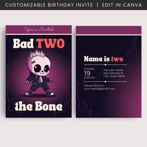 Op de afbeelding: Een paarse en zwarte verjaardagsuitnodiging met een cartoon-skelet dat een leren jack draagt en een schedel vasthoudt. De tekst luidt "You're Invited Bad TWO the Bone". De uitnodiging bevat ook de datum, tijd en RSVP-informatie.