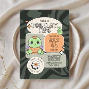 Op de afbeelding: Een kleurrijke uitnodiging met een cartoon schildpad illustratie. De tekst luidt "TURTLEY TWO" met evenementdetails: zaterdag 18 juli, 16:00 uur, en een huisadres. Een madeliefje met een smiley en telefoonnummer is ook inbegrepen.