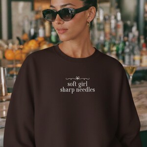 Sudadera bordada Soft Girl Sharp Needles Knitting, regalo para amantes del tejido, suéter de punto divertido, suéter de cuello redondo para ganchillo y labores de aguja