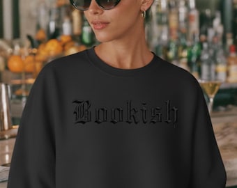 Haftowana gotycka bluza z motywem książek | Okrągły dekolt Dark Academia | Nastrojowy sweter literacki | Sweter dla miłośników książek | Prezent dla absolwenta kierunku angielskiego