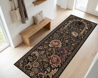 Puede incluir: Una alfombra pasillera rectangular con fondo negro y un patrón denso y detallado de grandes flores en flor, hojas de acanto ornamentadas y elementos botánicos en tonos apagados de rosa, crema, dorado y verde oscuro.