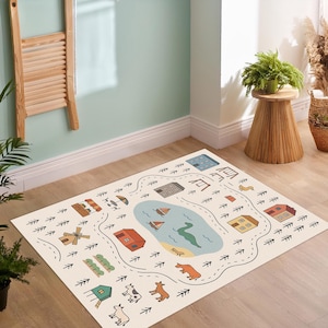 Puede incluir: Una alfombra de juego blanca con un diseño de camino en blanco y negro. El camino lleva a un lago azul con un monstruo verde, un molino de viento, casas y un columpio. También hay árboles, vacas y una pequeña casa de madera en la alfombra.