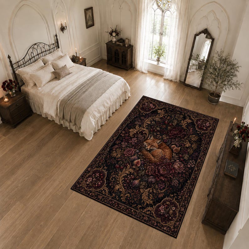 Puede incluir: Una alfombra rectangular con un patr&oacute;n floral oscuro e intrincado en tonos burdeos profundo, dorado y negro. El dise&ntilde;o central muestra a un zorro durmiendo enroscado entre motivos bot&aacute;nicos detallados, que incluyen rosas y enredaderas ornamentadas.