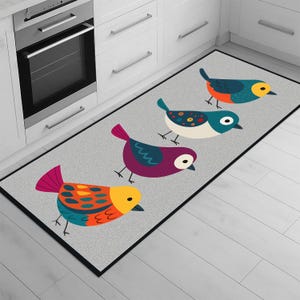 Alfombra de cocina con pájaros de colores: adorable alfombra bohemia de dibujos animados con base antideslizante, ideal para una cocina moderna y divertida.