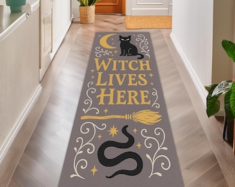 Tapete de corredor Witch Lives Here – Tapete de corredor de Halloween com gato, vassoura e lua – Tapete de boas-vindas assustador da Witchcore para decoração de casa
