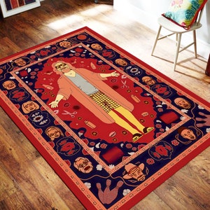 Può includere: Un tappeto rosso e blu con un motivo a fantasia con un'illustrazione di un cartone animato di una persona che indossa una vestaglia e pantaloncini. Il tappeto ha un bordo con motivi ripetuti e la persona è circondata da vari oggetti.