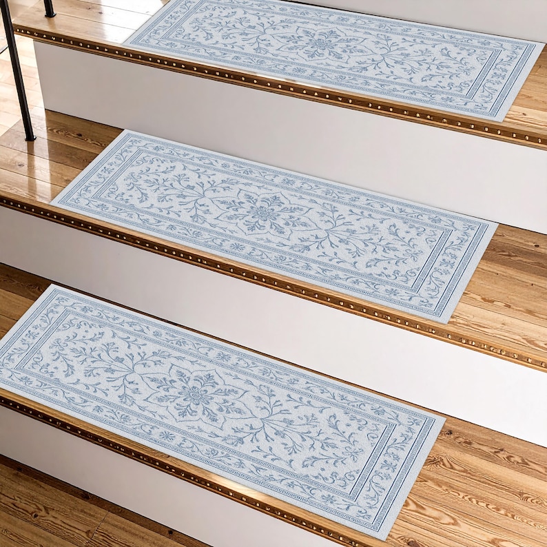 K&ouml;nnte beinhalten: Drei Stufen mit einem hellblauen und wei&szlig;en Blumenmuster. Die rechteckigen Stufen haben ein Bord&uuml;rendesign. Die Treppe ist aus Holz und hat wei&szlig;e Setzstufen.