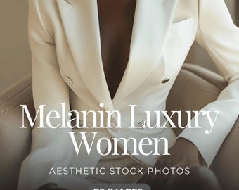 Può includere: Una donna indossa un blazer bianco con chiusura a doppio petto. Il testo "Melanin Luxury Women" e "Aesthetic Stock Photos" è visualizzato sull'immagine. Il testo "70 Images" è visualizzato in un cerchio.