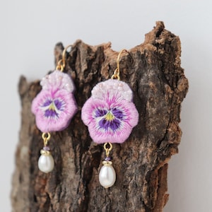 Blumen Stiefmütterchen Ohrringe gestickt, lila und rosa Blumen Ohrringe mit Perle als Mama Geschenk