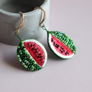 ガラスビーズのスイカのイヤリング、刺繍のフルーツジュエリー