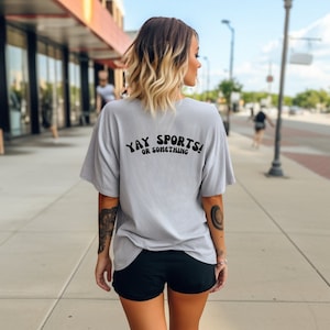 Oui, le sport ou quelque chose comme ça ! SVG, athlète féminine, fichier numérique PNG SVG, femmes dans le sport, sweat-shirt athlète, fichier chemise de basket-ball, fichier de fans