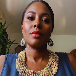 collier en petites perles, collier fait main, collier tressé, collier femme, collier africain, collier tendance, collier multicolore