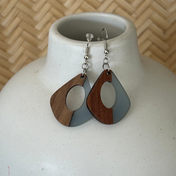 Boucle d’oreilles bleu. Boucle d’oreilles en bois et plastique. Boucles d’oreilles bohème. Boucle d’oreilles fait main