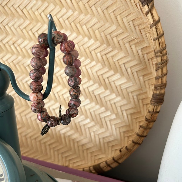 Bracelet en perles. Bracelet rose rhondonite. Bracelet bohème. Bracelet fait main. Bracelets multicolores. Bracelet pendentif bronze