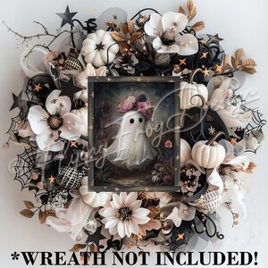 K&ouml;nnte beinhalten: Ein Halloween-Kranz mit einem zentralen, gerahmten Bild eines Geistes mit Blumenkrone. Der Kranz hat wei&szlig;e K&uuml;rbisse, schwarze Sterne, Spinnweben und wei&szlig;e und schwarze Blumen. Der Text "*WREATH NOT INCLUDED!" befindet sich unten.