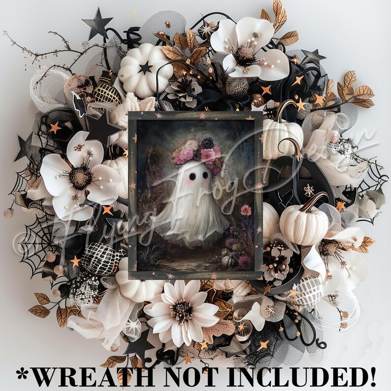 K&ouml;nnte beinhalten: Ein Halloween-Kranz mit einem zentralen, gerahmten Bild eines Geistes mit Blumenkrone. Der Kranz hat wei&szlig;e K&uuml;rbisse, schwarze Sterne, Spinnweben und wei&szlig;e und schwarze Blumen. Der Text "*WREATH NOT INCLUDED!" befindet sich unten.