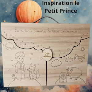 Peut inclure: Un tableau Butaï A4 en bois inspiré du "Petit Prince". Il présente des illustrations du Petit Prince, d'un renard, d'un mouton et d'une rose. Le texte "Le rideau s'ouvre, le rêve commence!" est également présent.