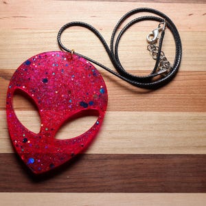 Cosmic Pink Alien Head-ketting: glitterharsbedel