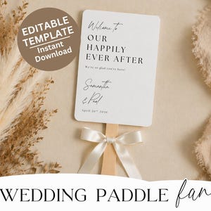 Może przedstawiać: Biały wachlarz ślubny z napisem "Welcome To Our Happily Ever After". Wachlarz ma drewniany uchwyt i białą wstążkę. Na wachlarzu wydrukowano również słowa "Samantha & Paul" oraz datę "April 26th 2026".