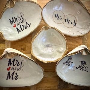 DECOUPAGE WEDDING CLAM, Coastal Gift, Shell art, Wedding gift, Trinket Jewelry dish, Ring dish, Seashell, For Her, For Him, Unique Gift