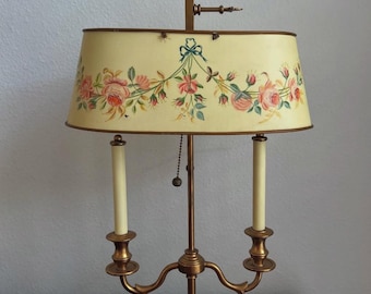 Französische Bouillotte-Lampe mit einem handbemalten Tole-Schirm aus Metall