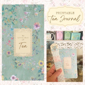 Può includere: Un diario blu-verde con un motivo floreale e il testo "My Little Book of Tea" sulla copertina. Il diario è circondato da un bordo di pizzo bianco. Il testo "Printable Tea Journal" è su un'etichetta gialla nell'angolo in alto a destra dell'immagine.