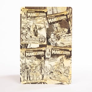 Puede incluir: Un objeto rectangular con dise&ntilde;o de c&oacute;mic, que muestra paneles de la serie "The Mandalorian" de Star Wars. El dise&ntilde;o incorpora arte de c&oacute;mic vintage con texto como "Mando at Gunpoint!" y "The Reckoning" en blanco y negro.