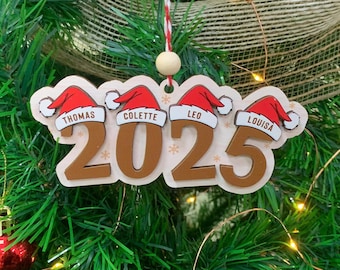 パーソナライズされた家族用オーナメント（帽子付きクリスマスオーナメント）、家族用クリスマスオーナメント、彫刻入りオーナメント、サンタ帽子オーナメント、年間オーナメント