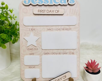 Może przedstawiać: Drewniany znak z jasnoniebieskim i białym wzorem. Znak zawiera tekst "Jessica's" u góry, "First Day Of" i "Last Day Of" na dole oraz miejsca do wpisania informacji o pierwszym i ostatnim dniu szkolnym dziecka.