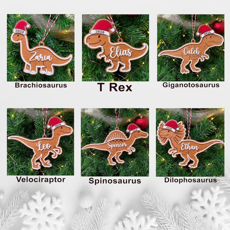 Op de afbeelding: Een verzameling van zes houten dinosaurusornamenten, elk met een rood-witte kerstmuts met een jaartal erop gedrukt. De dinosaurussen zijn gelabeld als Brachiosaurus, T Rex, Giganotosaurus, Velociraptor, Spinosaurus en Dilophosaurus met namen.