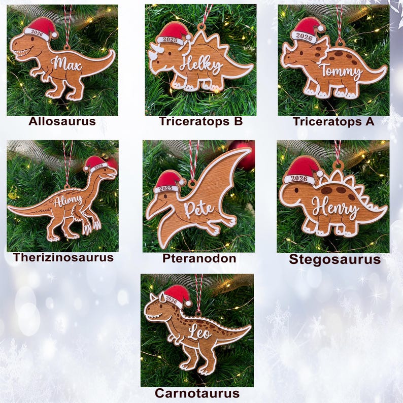 Op de afbeelding: Een collectie van zeven houten dinosaurusornamenten, elk met een rood-witte kerstmuts met een jaartal erop gedrukt. De dinosaurussen omvatten Allosaurus, Triceratops, Therizinosaurus, Pteranodon, Stegosaurus en Carnotaurus, elk voorzien van een aangepaste naam in wit schrift.