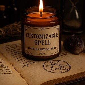 Pode incluir: Uma vela acesa num frasco de vidro castanho com a etiqueta "CUSTOMIZABLE SPELL YOUR INTENTION HERE". A vela está sobre um livro aberto com um pentagrama. Uma ampulheta e uma ametista estão no fundo.