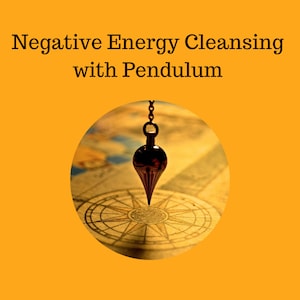 Op de afbeelding: Een gouden slinger met een puntige punt hangt boven een kompas op een vintage kaart. De achtergrond is effen geel. De tekst "Negative Energy Cleansing with Pendulum" staat bovenaan de afbeelding.
