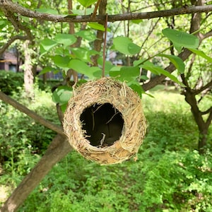 Handgemaakt vogelhuisje van stro, Buitendecoratie, Gerecycled materiaal, Tuinaccessoire, Hangende tuindecoratie, Vogelnest