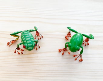 Large Forest Frog, Clay magnet Frog Figurine, bug magnet, Realistic Frog Model, magnets fridge, refrigerator magnets and novelty gifts.