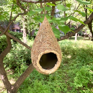 Handgemaakt vogelhuisje van stro, Buitendecoratie, Gerecycled materiaal, Tuinaccessoire, Hangende tuindecoratie, Vogelnest