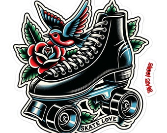 Puede incluir: Un patín de ruedas negro con cordones blancos y un pájaro azul y rojo posado en una rosa roja. El patín tiene una pancarta blanca con el texto "Skate Love" y una pancarta roja con el texto "Skate Lovers".