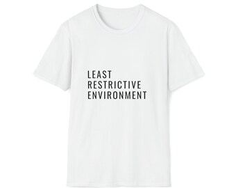 Puede incluir: Camiseta blanca con texto negro que dice "LEAST RESTRICTIVE ENVIRONMENT".