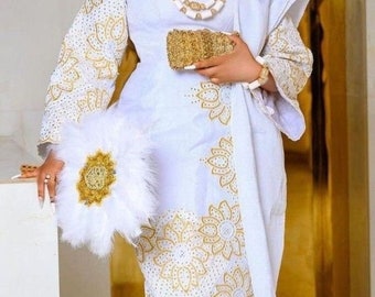 Witte Afrikaanse Aso Oke-kaftan voor dames: trouwjurk met kralenborduursel