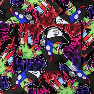 Puede incluir: Una ilustración digital colorida de una criatura verde y negra con una calavera y huesos cruzados en la cabeza. La criatura lleva una camisa negra y tiene una mano grande, colorida y brillante. El fondo es un patrón negro y morado con calaveras y huesos cruzados.