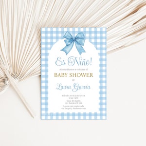 Spanish Bow Baby Shower Boy Invitation, Invitación para Baby shower con moño azul para niño, es niño invitación de baby shower