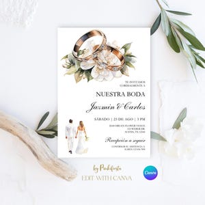 Könnte beinhalten: Hochzeitseinladung mit goldenen Ringen, weißen Blumen und dem Text "Nuestra Boda Jazmin & Carlos". Die Einladung enthält Datum, Uhrzeit und Ort der Hochzeit. Eine Aquarellillustration eines Brautpaares ist ebenfalls enthalten.