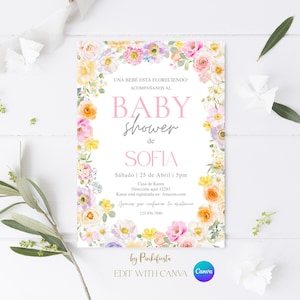 Könnte beinhalten: Eine Babyparty-Einladung mit einem floralen Rand in Rosa-, Gelb- und Lilatönen. Der Text lautet "Baby Shower de Sofia" mit Veranstaltungsdetails. Das Design enthält den Text "Edit with Canva".