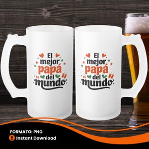 Könnte beinhalten: Zwei weiße, mattierte Bierkrüge mit großen Griffen. Jeder Krug trägt den Text "El mejor papa del mundo" in Rot, Grün und Schwarz. Die Krüge stehen auf einer dunklen Holzoberfläche.