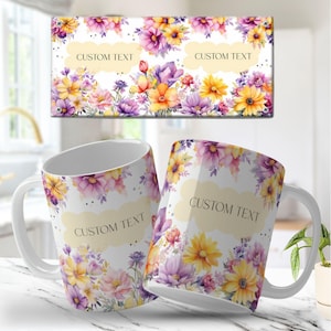 Könnte beinhalten: Weiße Keramikbecher und ein rechteckiges Schild mit einem Blumendesign aus gelben, lila und rosa Blumen. Die Becher und das Schild haben einen hellgelben, wolkenförmigen Bereich mit dem Text "CUSTOM TEXT".