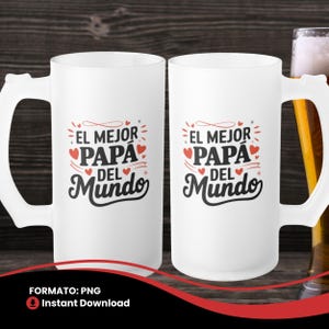 Könnte beinhalten: Zwei weiße, mattierte Bierkrüge mit großen Griffen. Jeder Krug trägt den Text "EL MEJOR PAPA DEL Mundo" in schwarzer Schrift mit roten Herzakzenten. Die Krüge stehen auf einer Holzoberfläche.